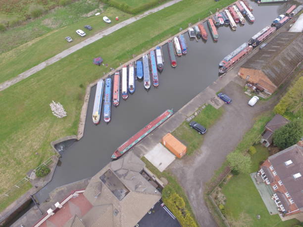 istock English Canal Scene 669614594