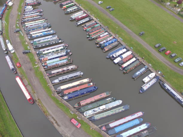 istock English Canal Scene 669614674