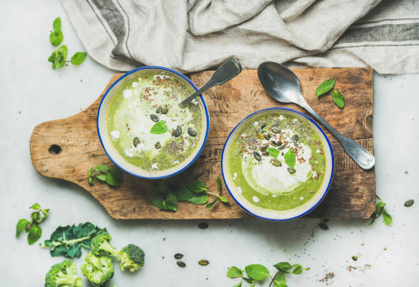 primavera detox sopa de crema de brócoli con crema de menta y coco - sopa de crema fotografías e imágenes de stock