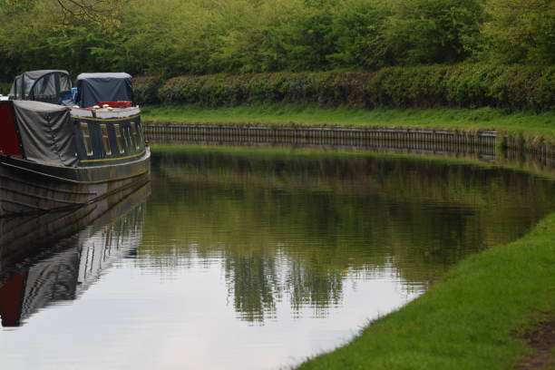 istock English Canal Scene 669624956