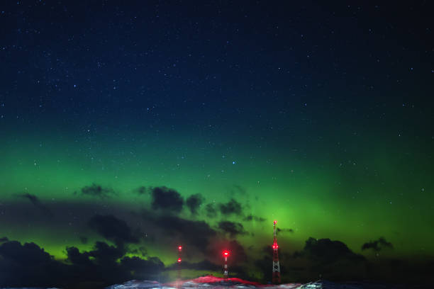 luces del norte. paisaje natural de la aurora boreal por la noche - arctic station snow science fotografías e imágenes de stock