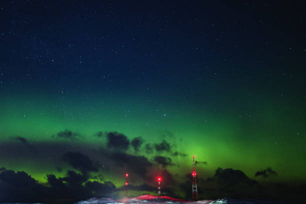 des aurores boréales. paysage de nature aurora borealis la nuit - arctic station snow science photos et images de collection