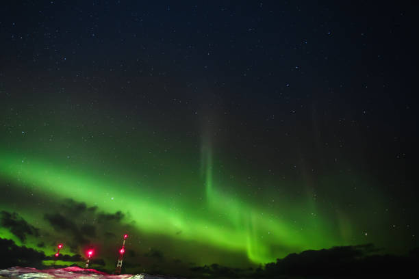 aurora boreale. paesaggio naturale aurora boreale di notte - arctic station snow science foto e immagini stock