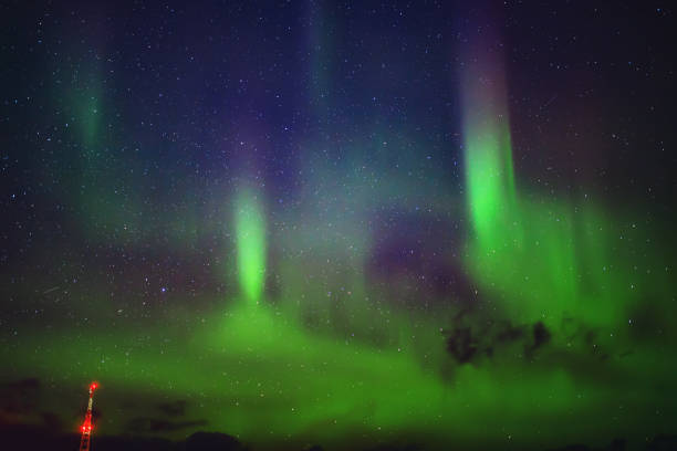 aurora boreale. paesaggio naturale aurora boreale di notte - arctic station snow science foto e immagini stock