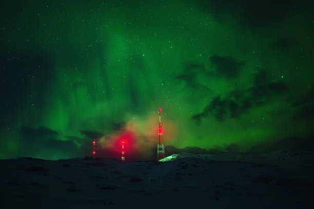 aurora boreale. paesaggio naturale aurora boreale di notte - arctic station snow science foto e immagini stock