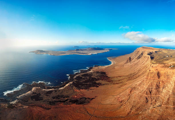 la graciosa eiland panorama, lanzarote, canarischeeilanden - canarische eilanden stockfoto's en -beelden
