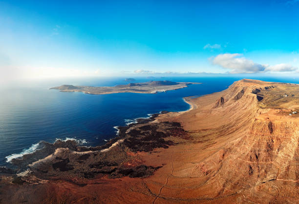 панорама острова грасиоса, лансароте, канарские острова - lanzarote стоковые фото и изображения