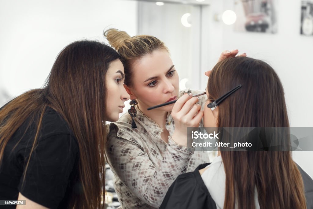 maquilleuse en studio - Photo de Stage de formation libre de droits