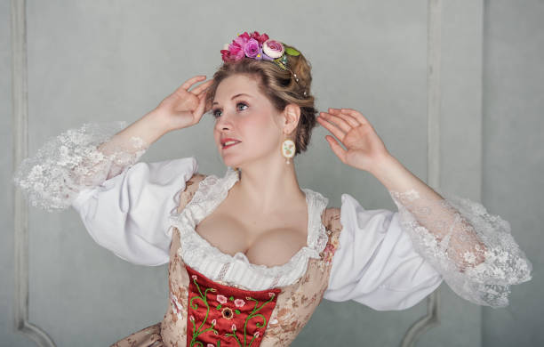 красивая женщина в историческом средневековом платье - baroque style costume corset women стоковые фото и изображения