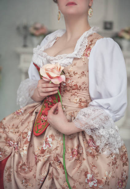 핑크 로즈를 들고 중세 드레스에 아름다운 여자 - baroque style costume corset women 뉴스 사진 이미지