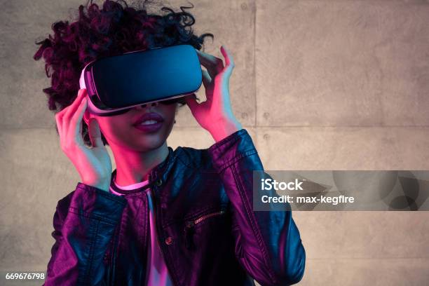 Chica Joven Con Gafas Vr En Cabeza Foto de stock y más banco de imágenes de Simulador de realidad virtual - Simulador de realidad virtual, Realidad Virtual, Auriculares - Aparato de información