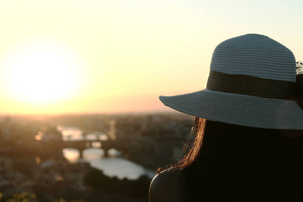 girl with straw hat at the sun - italy florence italy bridge tuscany imagens e fotografias de stock