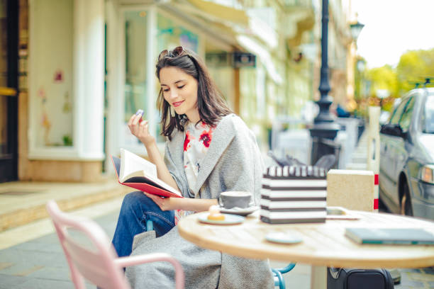 belle femme, passer du temps dans la ville - cookie women eating beautiful photos et images de collection