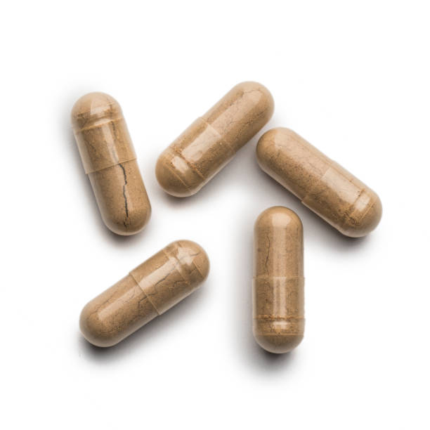 cápsulas de hierbas para la salud sobre fondo blanco - vitamin a nutritional supplement pill capsule fotografías e imágenes de stock