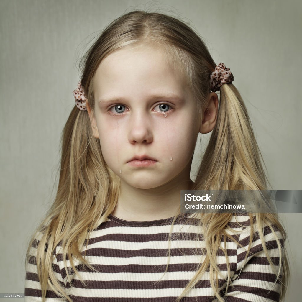 Enfant avec des larmes - jeune fille pleurant, tristesse - Photo de Enfant libre de droits