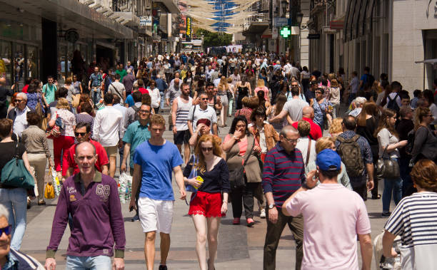 persone che fanno shopping a madrid, spagna - crowd store europe city street foto e immagini stock