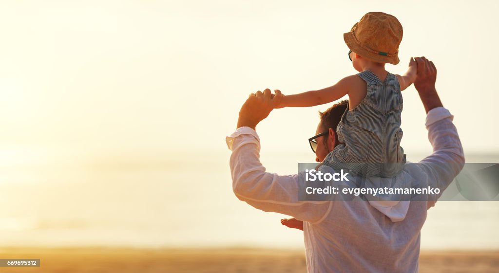 zum Vatertag. Papa und Baby Sohn spielen zusammen im Freien an einem Sommertag - Lizenzfrei Vater Stock-Foto