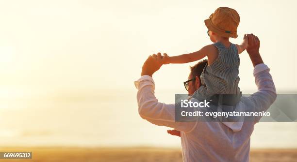 Día De Los Padres Hijo De Papá Y Bebé Jugando Juntos Al Aire Libre En Verano Foto de stock y más banco de imágenes de Padre