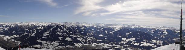 panorama alpino con cielo azul y nubes cerca de hopfgarten en austria - snowboard apres ski snow nobody fotografías e imágenes de stock