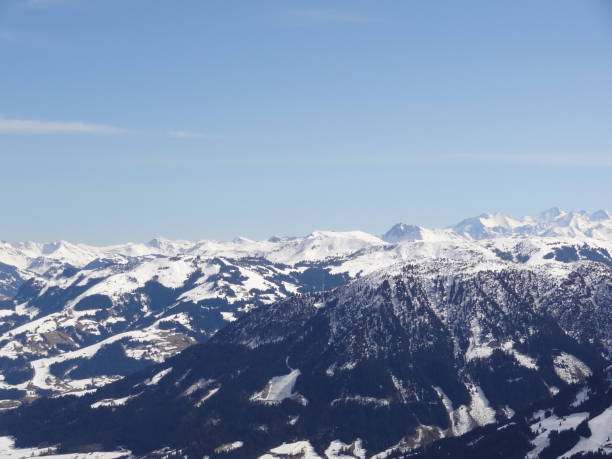 paisaje alpino con cielo azul y nubes cerca de hopfgarten en el hohe salve en austria - snowboard apres ski snow nobody fotografías e imágenes de stock