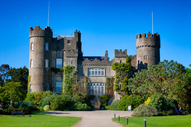 el castillo de malahide en malahide, irlanda, el condado de fingal - republic of ireland irish culture old ancient fotografías e imágenes de stock