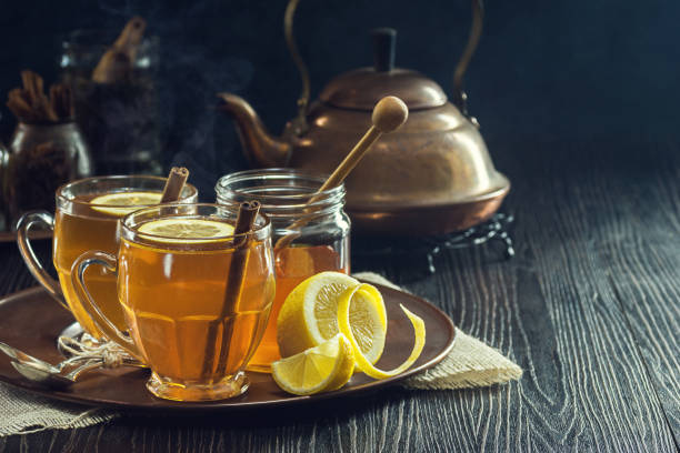 chá de ervas de especiarias de limão ou toddies quentes - glass tea herbal tea cup - fotografias e filmes do acervo