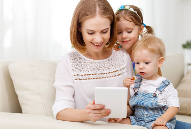 matka i dzieci z komputerem typu tablet w domu - ipad baby boys little boys caucasian zdjęcia i obrazy z banku zdjęć