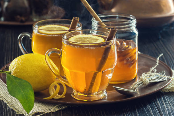 две кружки лимонной специи травяной чай или горячие toddies - ringlet стоковые фото и изображения