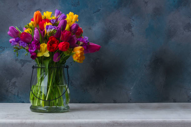 明るい春の花の花束 - daffodil flower yellow vase ストックフォトと画像