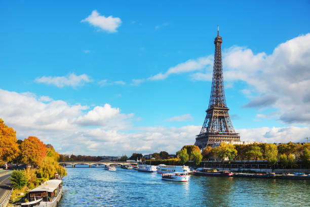 istock Cityscape of Paris with the Eiffel tower 669737268
