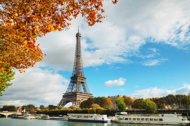 istock Cityscape of Paris with the Eiffel tower 669737772