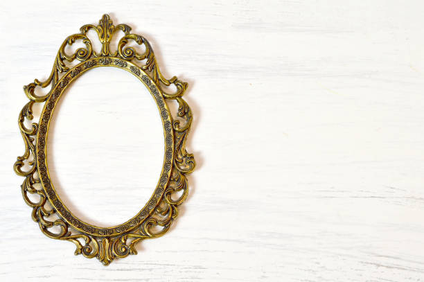 istock Empty vintage picture frame on white grunge background 669762150