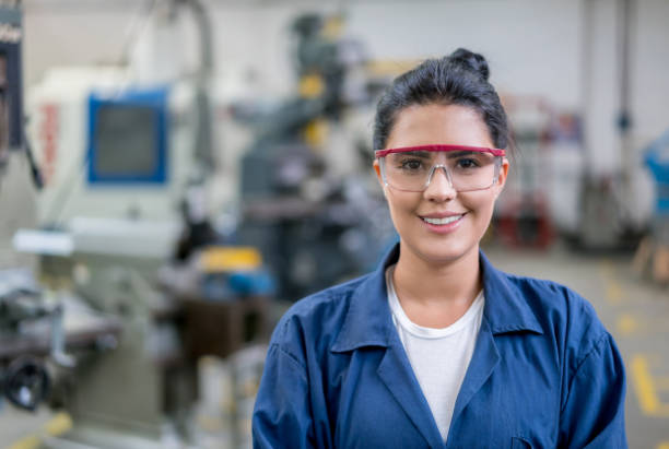 portrait of an engineering student in a workshop - engineer occupation women industrial imagens e fotografias de stock