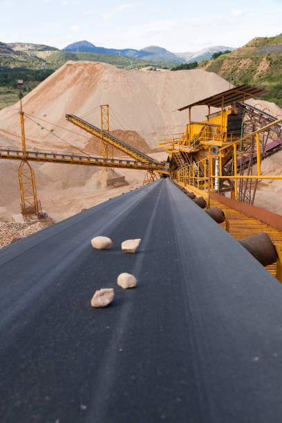 Distribution and Screening Plant Gravel - Planta de Cribado y Distribucion de Grava Machinery and classification according gravel size distribution via conveyor belts in mountainous landscape with piles of gravel and sand - Gravel sorting and distribution machinery according to size through conveyor belts, in mountainous landscape and with piles of gravel and sand rubber rocks stock pictures, royalty-free photos & images