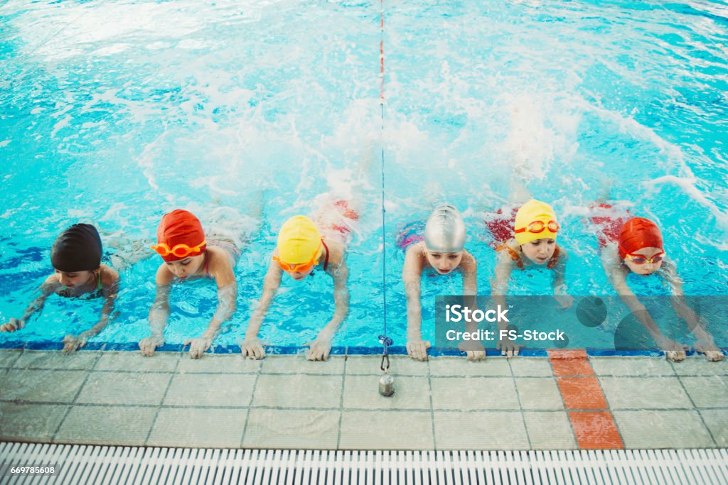 grupo de crianças crianças felizes na piscina aula aprendendo a nadar - Foto de stock de Natação royalty-free