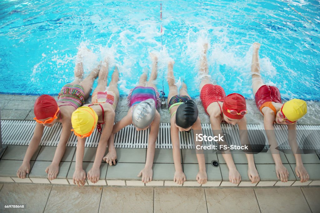 glückliche Kinder-Kids-Gruppe im Schwimmbad Klasse zum Schwimmen lernen - Lizenzfrei Schwimmen Stock-Foto