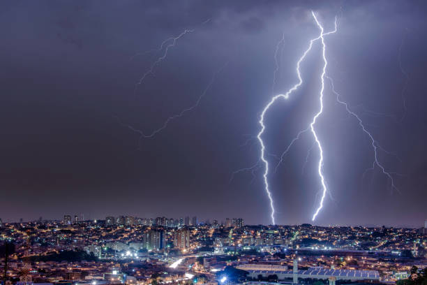 gesicht des sturms - lightning thunderstorm city storm stock-fotos und bilder