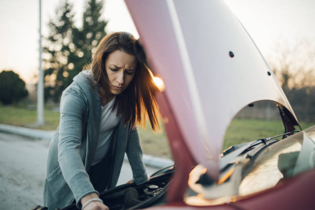 istock Car repairing on the street 669804710