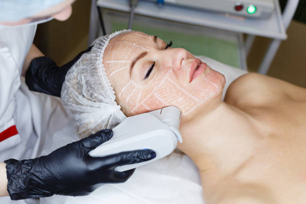 smas подъем ультразвука - massage therapist massaging sport beautician стоковые фото и изображения