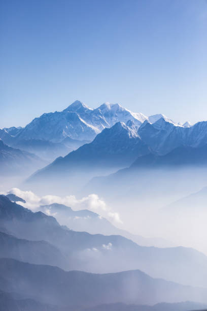 vista del monte everest en luz del día. - mountain mountain range sky blue fotografías e imágenes de stock