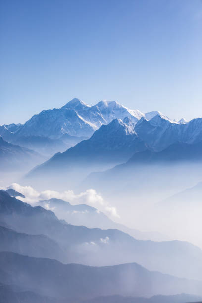vista diurna sull'everest. - himalayas mountain climbing nepal climbing foto e immagini stock