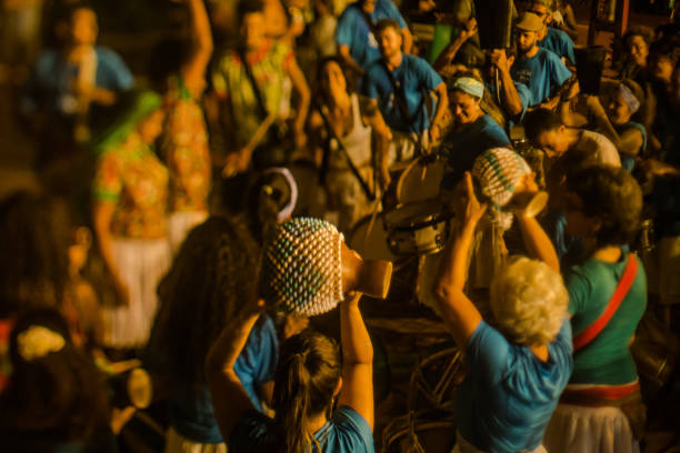 cortejo de maracatu - dança folclórica tradicional com raízes africanas - com o grupo batuki kianda em ilhabela, brasil, em 16 de abril de 2017, andando pelas ruas do centro histórico da cidade. fotos feitas com uma lente tilt-shift. - lens barrel - fotografias e filmes do acervo
