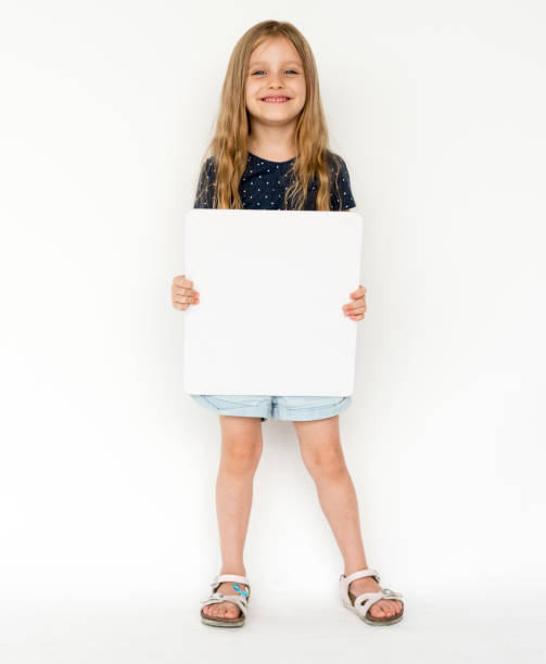 felicidade menina sorridente segurando o cartaz em branco - 7010 - fotografias e filmes do acervo