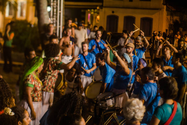 cortejo de maracatu - dança folclórica tradicional com raízes africanas - com o grupo batuki kianda em ilhabela, brasil, em 16 de abril de 2017, andando pelas ruas do centro histórico da cidade. fotos feitas com uma lente tilt-shift. - lens barrel - fotografias e filmes do acervo