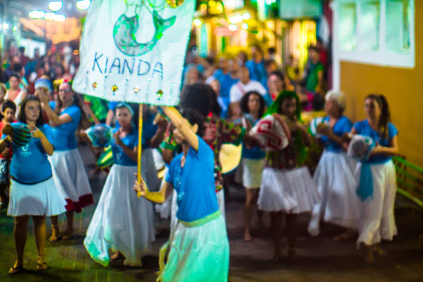 cortejo de maracatu - dança folclórica tradicional com raízes africanas - com o grupo batuki kianda em ilhabela, brasil, em 16 de abril de 2017, andando pelas ruas do centro histórico da cidade. fotos feitas com uma lente tilt-shift. - lens barrel - fotografias e filmes do acervo