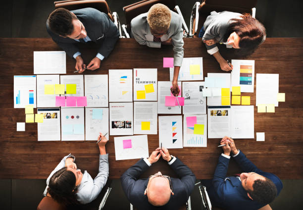 les gens d'affaires analyse des données financières concept - strategy marketing teamwork business photos et images de collection