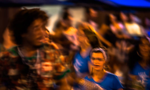 balz der maracatu - traditioneller volkstanz mit afrikanischen wurzeln - mit der batuki kianda gruppe in ilhabela, brasilien, am 16. april 2017, die straßen des historischen stadtzentrums. fotos mit einem tilt-shift-objektiv gemacht. - tilt shift lens stock-fotos und bilder