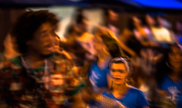 la parade nuptiale du maracatu - danse folklorique traditionnelle avec racines africaines - avec le groupe batuki kianda à ilhabela (brésil) sur 16 avril 2017, marchant dans les rues du centre ville historique. photos prises avec un objectif tilt-shift. - tilt shift lens photos et images de collection