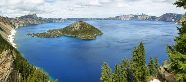 istock Wizard Island on Crater Lake 669858568