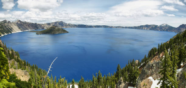 istock Wizard Island on Crater Lake 669858570